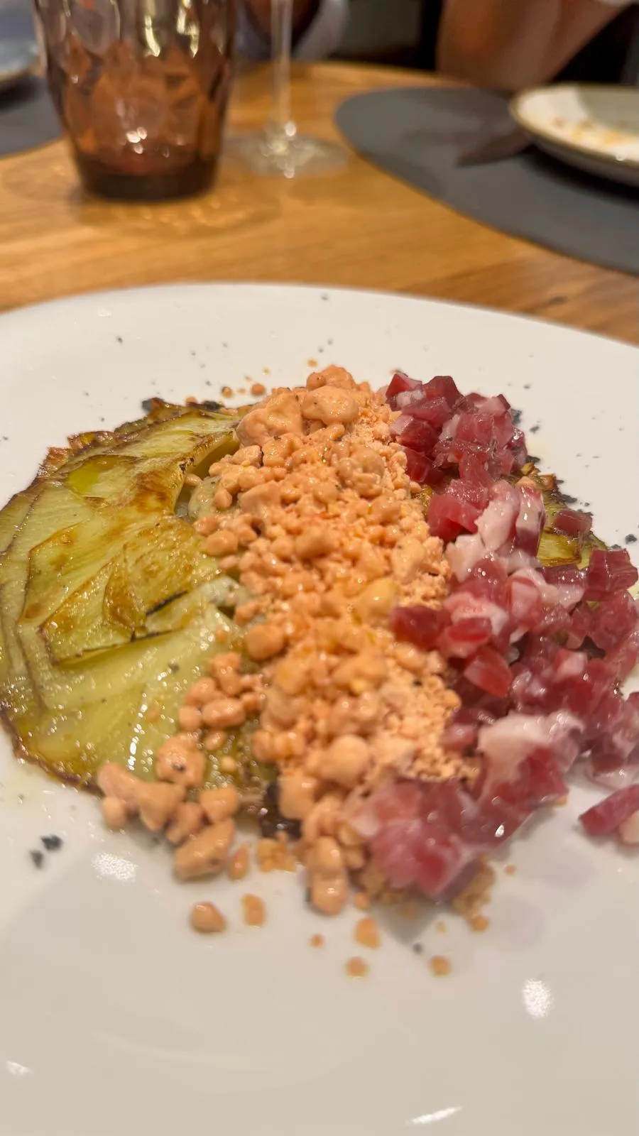 Alcachofas a la plancha con jamón ibérico picado