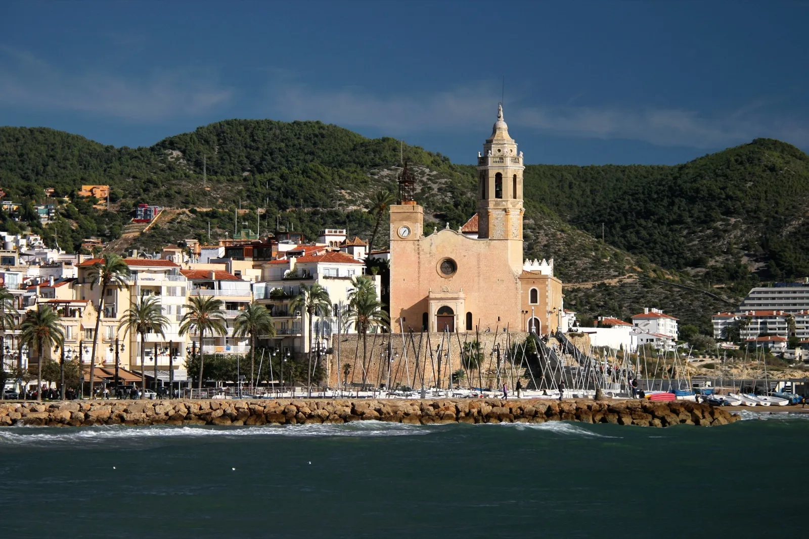 La iglesia de Sant Bartomeu i Santa Tecla sobre el casco antiguo de Sitges, vista desde el mar