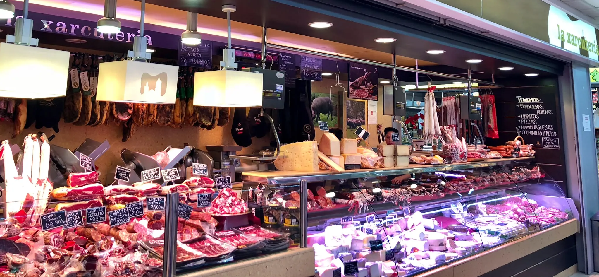 Frontal de la Charcutería Moreno con las lámparas de la marca
