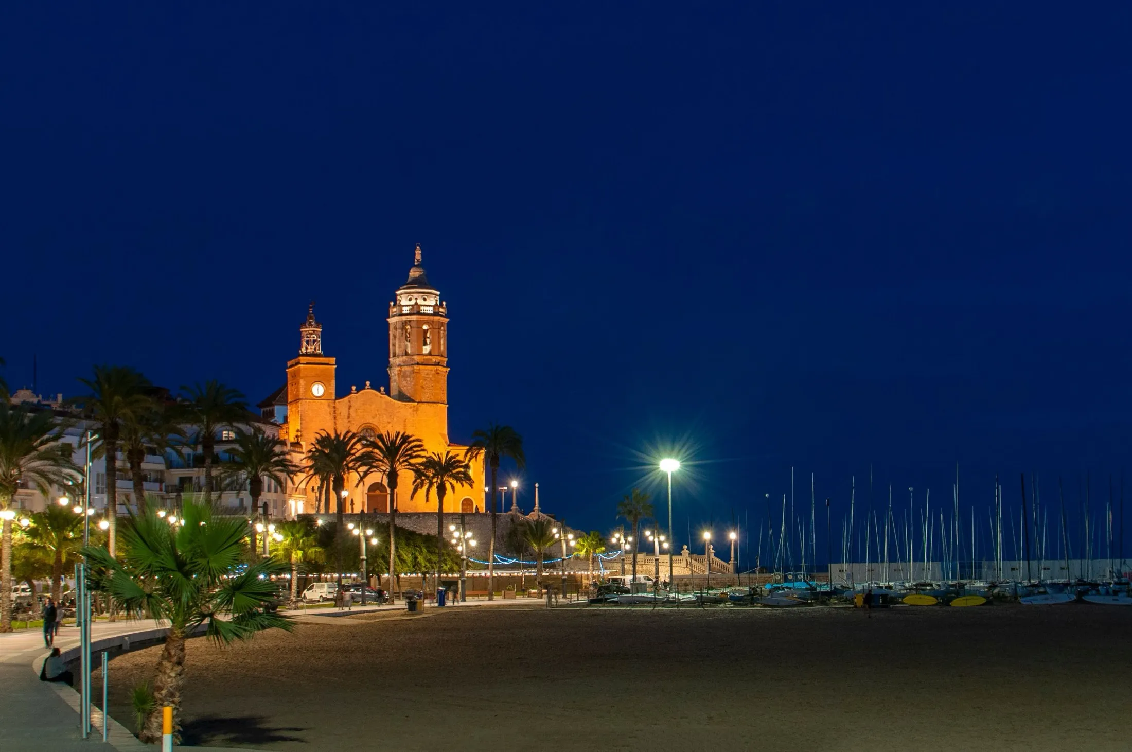 Sitges al atardecer junto al mar