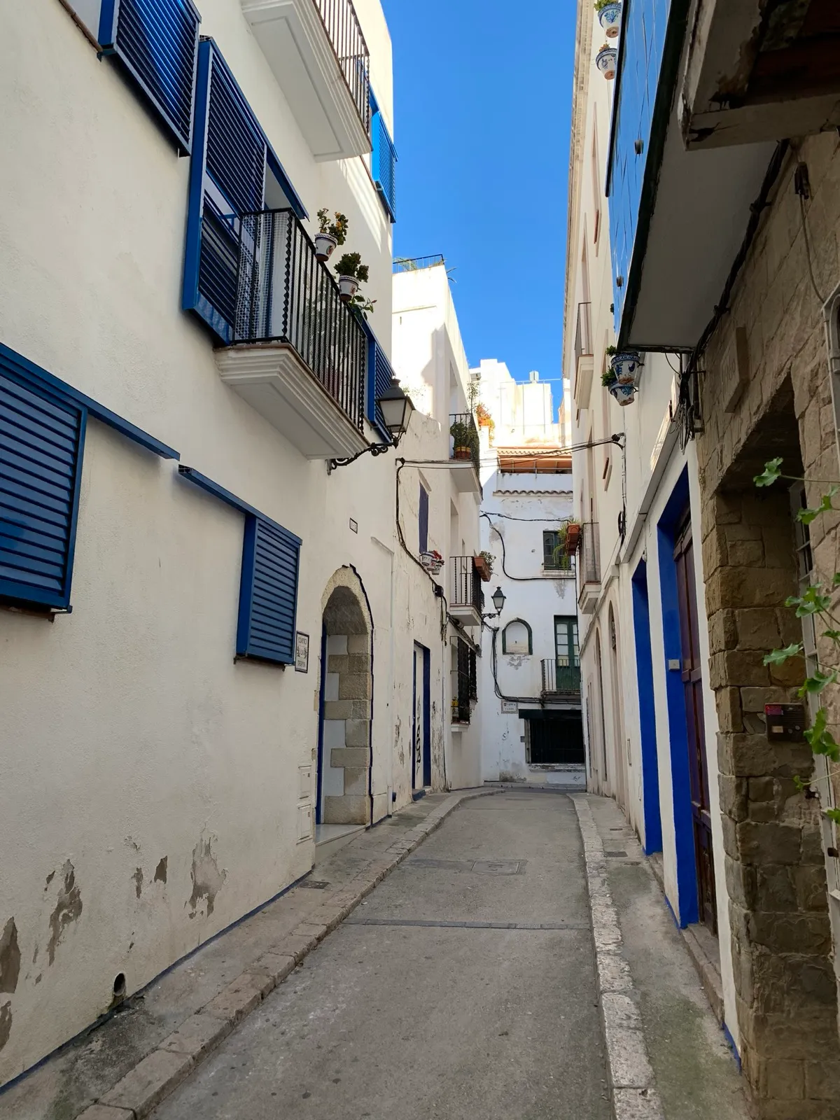 Calles blancas del casco antiguo de Sitges