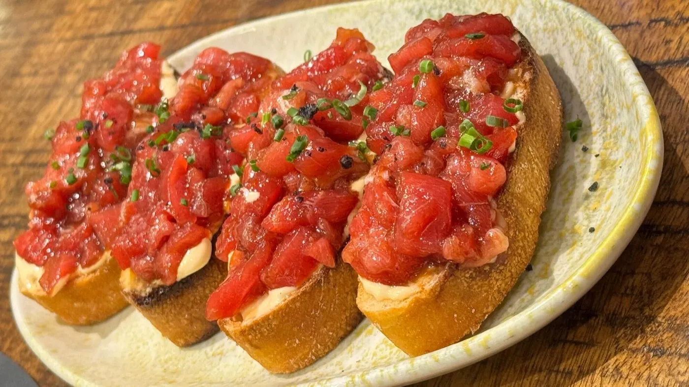 Pan con tomate recién hecho