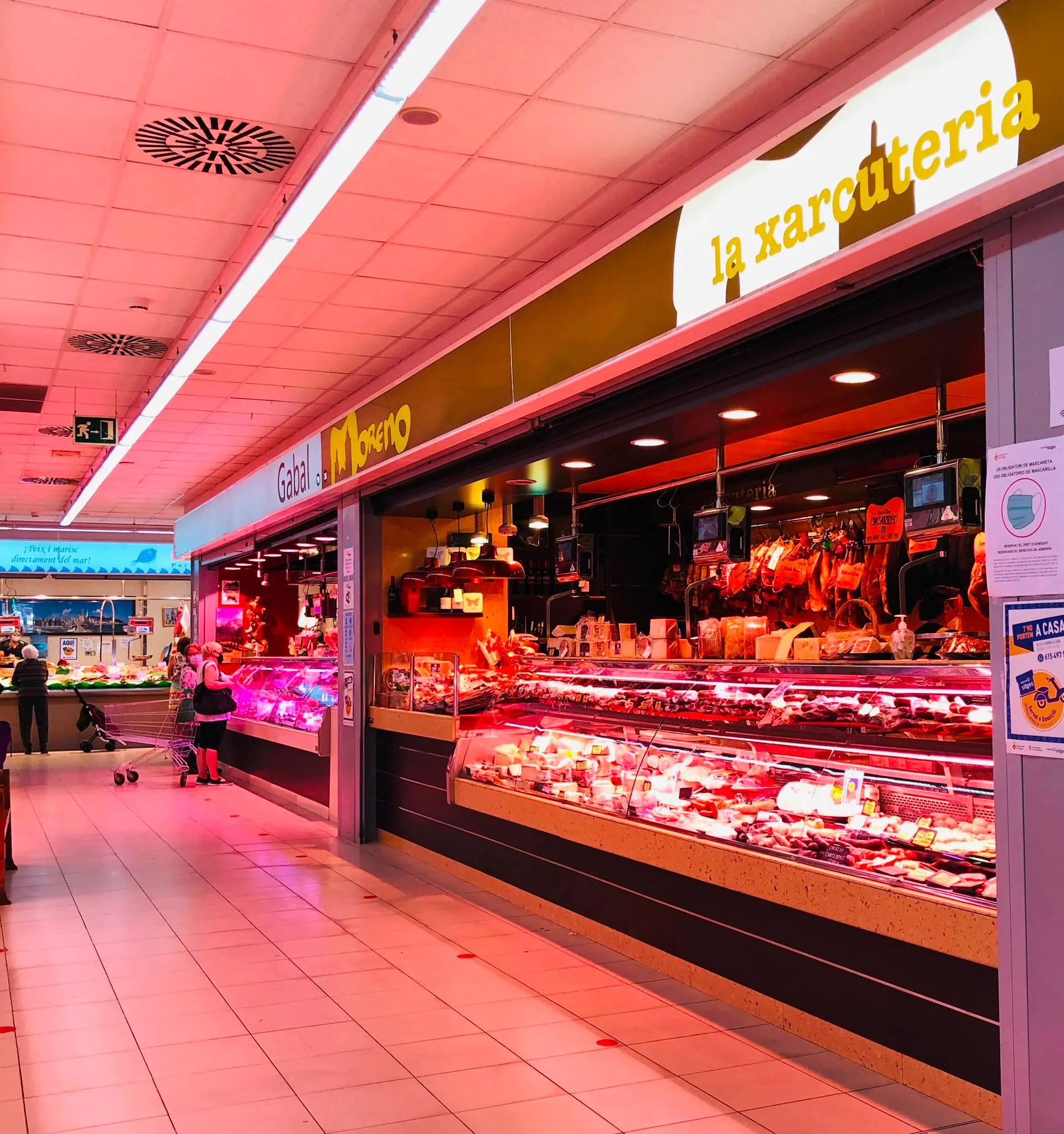 El puesto de la Charcutería Moreno en el pasillo del Mercat Municipal de Sitges