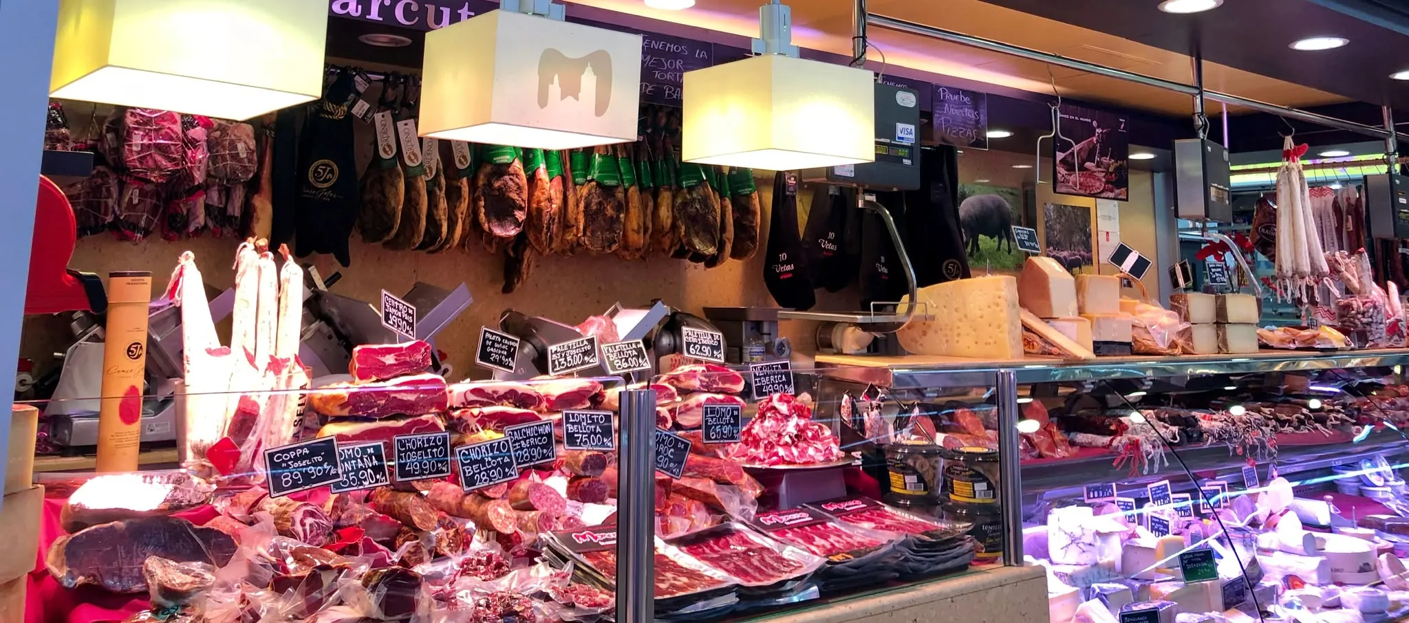 Mostrador de la Charcutería Moreno con quesos, embutidos, jamones y pizarras de precios