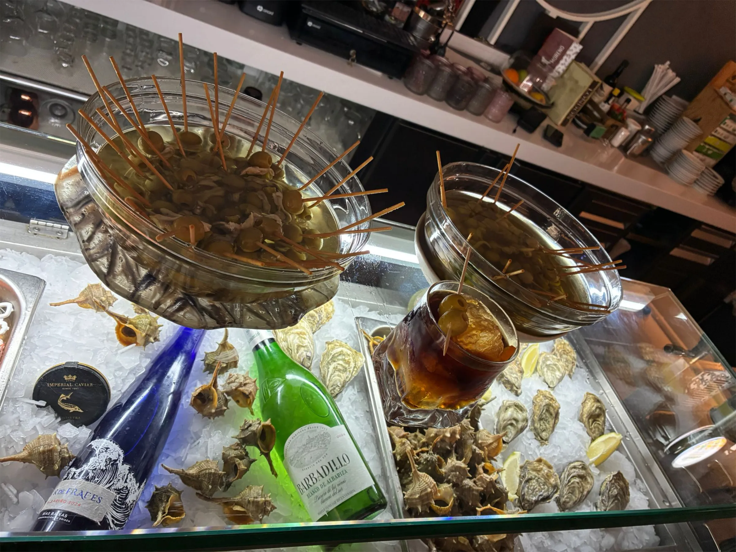 Expositor de marisco y vermut en la barra de Moreno