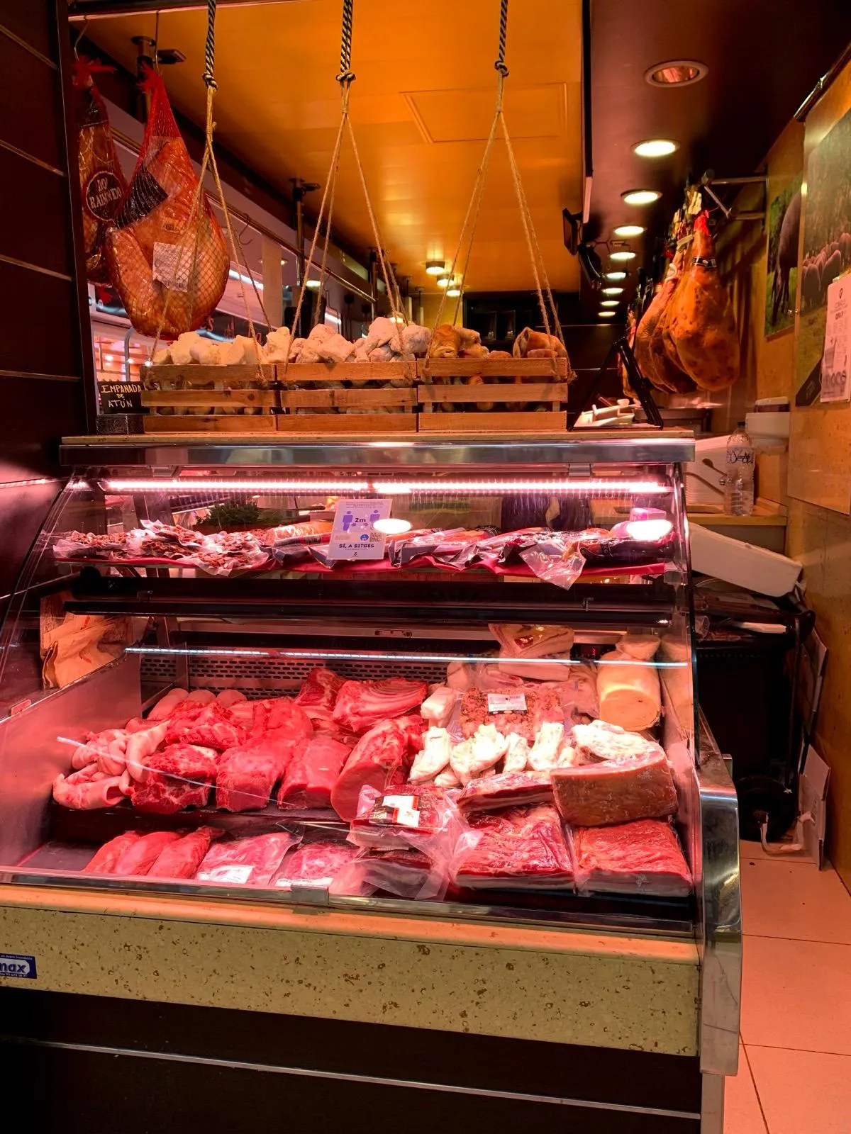 Vitrina refrigerada con cortes de carne, jamones y quesos